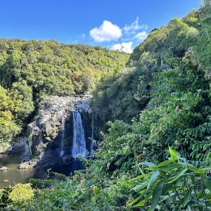 Un jeune couple en quête de découverte et de liberté.