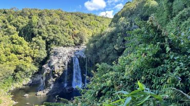 Un jeune couple en quête de découverte et de liberté.